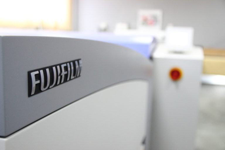 Bok maszyny drukarskiej z logo Fujifilm
